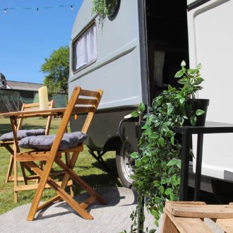 BilderBude-außen-mit-Deko