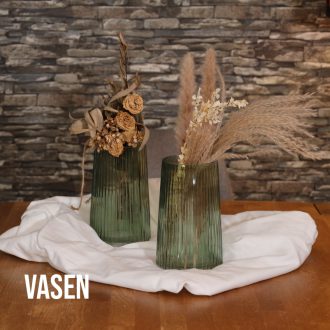 Vasen-grün-mit-Trockenblumen-Text-in-Bild